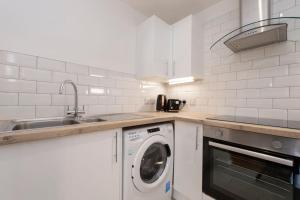 Lovely 1 Bed Condo near Lake