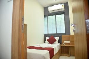 Vogue Cabin Stay Near NESCO Bombay Exhibition Centre
