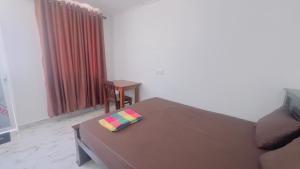 Coconut Leaf Shadow Guest