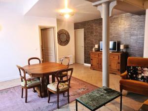 Gîte en face du Château de NIZAS, 4 chambres dhôtes et 1 appartement familial pour 4 personnes