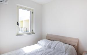 Beautiful Apartment In Isca Marina