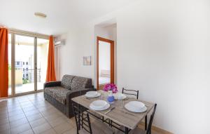 Beautiful Apartment In Isca Marina