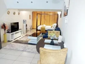 Paradise Cove Diani Beachfront - 乌昆达