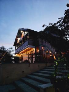 La cabana sus in deal Ferma pedagogica