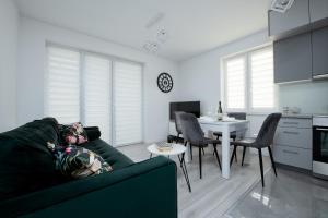 Poznań Karpia Apartment - 50m2, Parking, Balcony - by Rentujemy