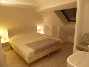 Hotels Logis - Hotel De La Mairie : photos des chambres