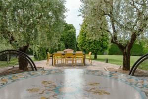 Villa Carini with 3000 mq garden & heated pool