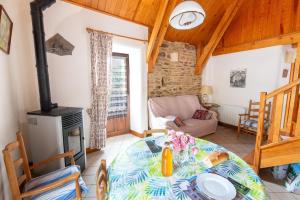 Maisons de vacances Gite Gites de France 2/3 personnes a Malecombe : photos des chambres
