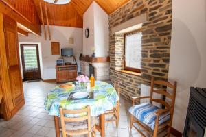 Maisons de vacances Gite Gites de France 2/3 personnes a Malecombe : photos des chambres