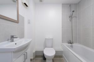 Lovely 1 Bed Condo near Lake