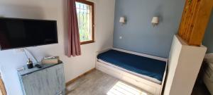 B&B / Chambres d'hotes Le Mas des Cerisiers JACUZZI et SAUNA inclus pour tous les logements : Studio Familial