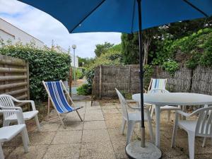 Maisons de vacances Charmant studio maison a 150m plage, proche foret et commerce, parking prive, animaux ok - FR-1-476-8 : Maison de Vacances (4 Adultes)