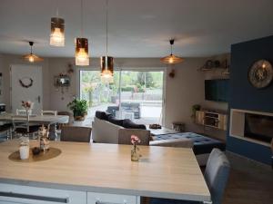 Maisons de vacances Maison 120 m2, piscine chauffee, en bordure de foret : photos des chambres
