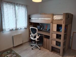 Maisons de vacances Maison 120 m2, piscine chauffee, en bordure de foret : photos des chambres