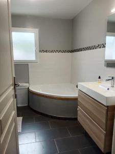 Maisons de vacances Maison 120 m2, piscine chauffee, en bordure de foret : photos des chambres