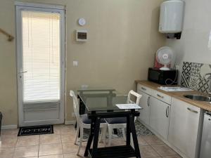 Studio à Le Boulou centre ville- pour 2 - petit prix- Juillet-aout réservation d1 semaine minimum-check in 17-19h