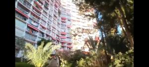 NUEVO APTO PARA HASTA 6 PERSONAS MUY CERCA DE PLAYA LEVANTE BENIDORM CON JARDÍNES Y GRAN PISCINA , PISTA DE TENnIS Y FUTBOL DEPORTES Y ZONA INFANTIL ,EN URBANIZACIÓN CON PARKING