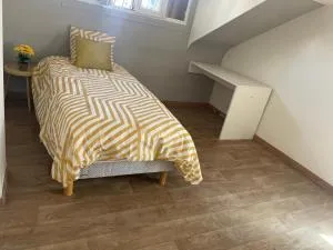 Chambre avec balcon dans charmante maison prêt d' aéroport d'Orly et proche paris - 塞纳河畔维尼厄