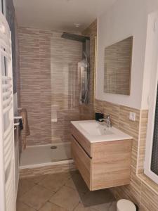 Gîte en face du Château de NIZAS, 4 chambres dhôtes et 1 appartement familial pour 4 personnes