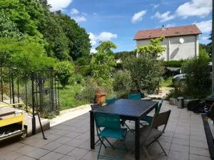 Apiculteur loue 2 chambres dans cadre verdoyant - Void