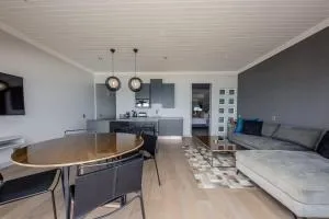 Seasonsfind - The Sunset - Гаут-Бей