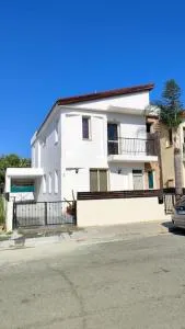 Villa between lake and sea - Livadhia