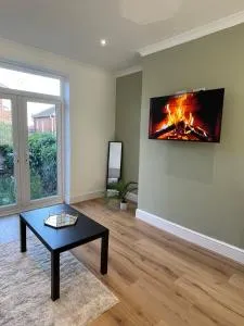 Whole House Modern Two Bedroom in Newcastle - Free Parking - Blaydon