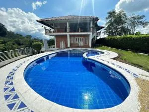 Casa con piscina a las afueras de Armenia - 卡拉尔卡