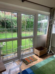 1 mile from Harry Potter Tour Self Contained Flat One bedroom plus new sofa bed in lounge