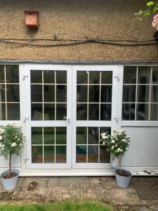 1 mile from Harry Potter Tour Self Contained Flat One bedroom plus new sofa bed in lounge