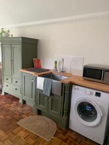 1 mile from Harry Potter Tour Self Contained Flat One bedroom plus new sofa bed in lounge