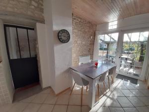 Maisons de vacances Maison Atypique 76m² - Centre La Roche-Posay, Terrasse, Jardin Cloture - FR-1-541-60 : photos des chambres