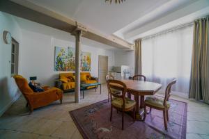 B&B / Chambres d'hotes Gite en face du Chateau de NIZAS, 4 chambres d-hotes et 1 appartement familial pour 4 personnes : photos des chambres