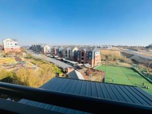 6A Elizabeth Place - Beautiful Self Catering 1 bedroom unit next to Kyalami Racetrack with free WiFi - swimming pool gym and restaurant - Perfect for a couple in Midrand Waterfall