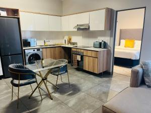 6A Elizabeth Place - Beautiful Self Catering 1 bedroom unit next to Kyalami Racetrack with free WiFi - swimming pool gym and restaurant - Perfect for a couple in Midrand Waterfall