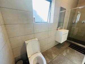 Secure 1 Bedroom Apartment in Midrand, Waterfall City - Lock Up and Go - Free WIFI and Parking - 6A Elizabeth Place