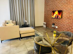 6A Elizabeth Place - Beautiful Self Catering 1 bedroom unit next to Kyalami Racetrack with free WiFi - swimming pool gym and restaurant - Perfect for a couple in Midrand Waterfall