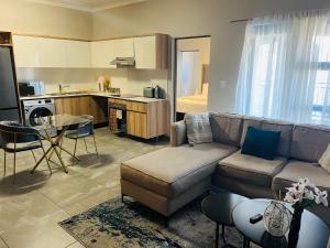 Secure 1 Bedroom Apartment in Midrand, Waterfall City - Lock Up and Go - Free WIFI and Parking - 6A Elizabeth Place