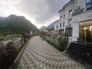 4 Stinët - Bajram Curri