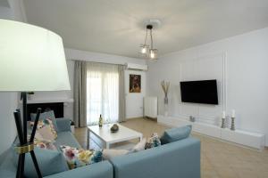Xenias Apartments in Alepou