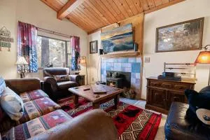 A Beary Cute Cabin - An adorable cozy cabin nestled in the forest! - Sugarloaf