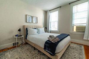 Walk to Downtown Salem with Arcade- Free Parking!