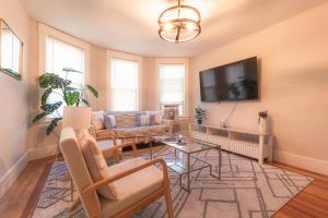 Walk to Downtown Salem with Arcade- Free Parking!