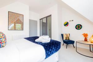 Superb Top Floor 1-Bedroom Flat With Charming Two Balconies