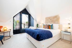 Superb Top Floor 1-Bedroom Flat With Charming Two Balconies