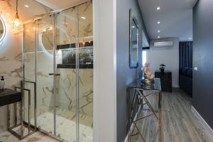 THE ONE - Luxury Stylish Apartment with Sea View !