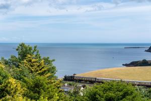 The Spinney - Spectacular views over the bay and close to beach with parking