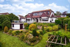 The Spinney - Spectacular views over the bay and close to beach with parking