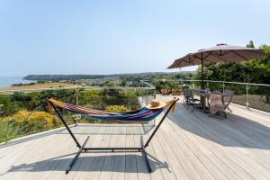 The Spinney - Spectacular views over the bay and close to beach with parking