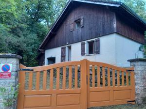 Proche de Genève et des stations de ski Ménage fait par le client-Very good prices but you have to cl-ean t-he room